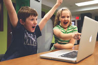 Bild von Kindern mit gedrückter Stimmung und PCs